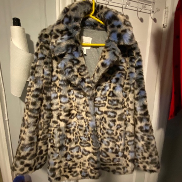 avec les filles leopard coat